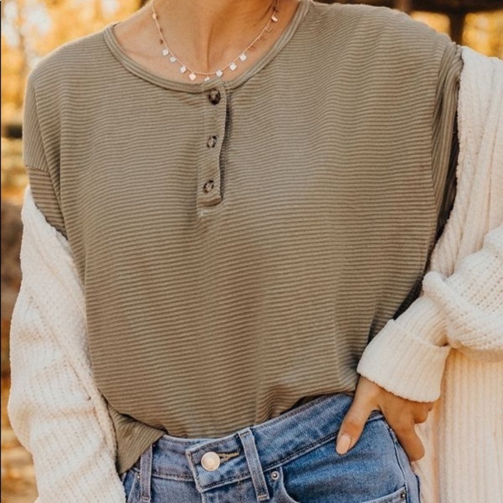 •HENLEY• slouchy chic• - Picture 3 of 3